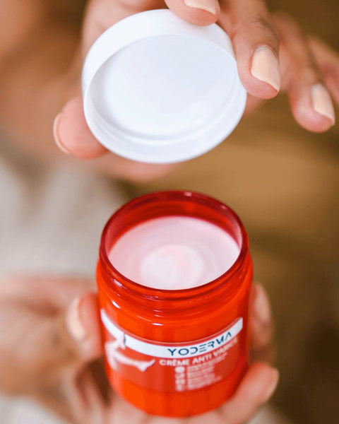 Crème Yoderma pour lutter contre les varices. Le produit est ouvert et on peut sentir une odeurs de plantes naturelle, et apercevoir une crème onctueuse qui facilite la pénétration dans la peau.